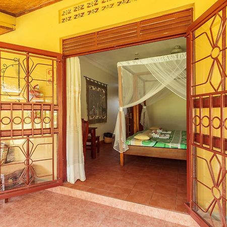 Airport Guesthouse エンテベ エクステリア 写真