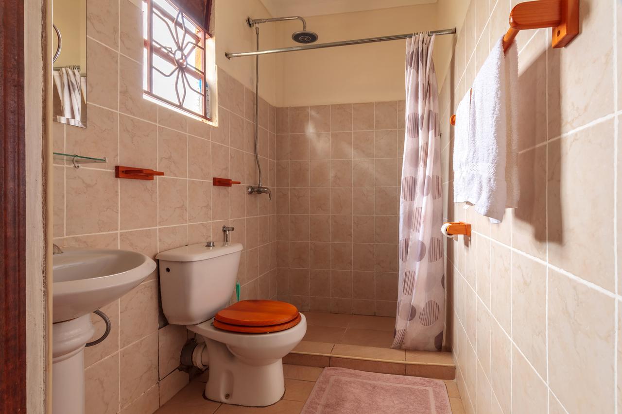 Airport Guesthouse エンテベ エクステリア 写真